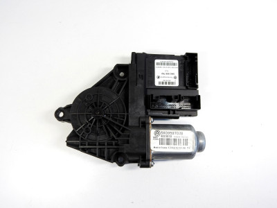 Motor stahování oken včetně jednotky pravý přední 5K0959702B 5K0959792