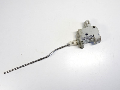 Nastavovací zařízení víčka nádrže 5K6810773A