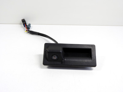 Tlačítko - tlakový spínač pro elektrické ovládání zámku víka kufru s kamerou 3V0827566N