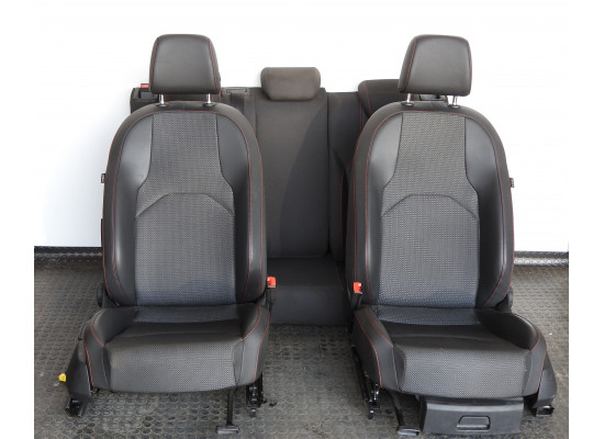 Sada sedadel Seat Leon ST s červeným prošitím lemované polokůží, zátěžové čidlo, bez výhřevu, boční airbag v předních sedadlech 