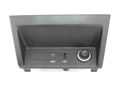 Panel se vstupem USB, AUX, zásuvkou Škoda Fabia III 3 6V 6V0857367A