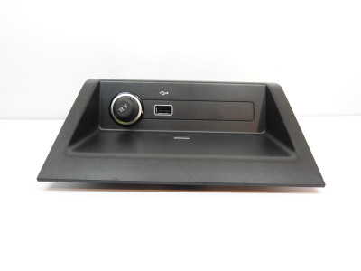 Panel se vstupem USB a zásuvkou Škoda Fabia III 3 6V  6V0857367D