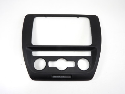 Rámeček rádia a ovládání klimatizace, krytka spínače topení Volkswagen Jetta 5C6858071B 5C6858069B