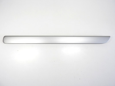 Lišta ozdobná na palubní desku Volkswagen Golf VI 6 5K 5K1858415B dekor šedý proužek