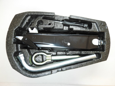 Výplň se zvedákem, klíčem na kola, tažným okem, háčkem na kryty šroubů a šroubovákem Seat Ibiza 6J, Volkswagen Polo 6R 6Q0012115H