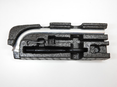 Výplň s klíčem na kola, tažným okem a háčkem na kryty šroubů Volkswagen Caddy 2K5 2K5012113A